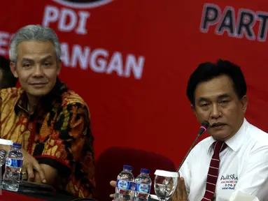 Bakal Calon Gubernur DKI Jakarta Yusril Ihza Mahendra (kanan) bersama Gubernur Jawa Tengah Ganjar Pranowo saat mengikuti acara Pelatihan Manager Kampanye Pilkada Serentak Tahun 2017 di Jakarta, Kamis (7/4). (Liputan6.com/Immanuel Antonius)