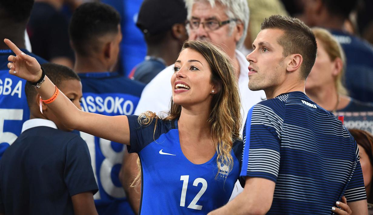 Pemain Prancis, Morgan Schneiderlin saat berbincang dengan kekasihnya Camille Sold usai timnya menang atas Jerman 2-0 pada semi-final piala Eropa 2016 di Stade Velodrome, Marseille (7/7/2016). (AFP/Franck Fife)