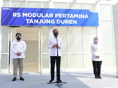 Presiden Joko Widodo (tengah) meresmikan Rumah Sakit (RS) Modular Pertamina di Tanjung Duren, Jakarta, Jumat (6/8/2021). Rumah sakit tersebut memiliki kapasitas 305 tempat tidur, yang terdiri atas tempat tidur isolasi, tempat tidur High Care Unit (HCU), dan ICU. (Dok. Biro Pers Sekretariat Presiden)