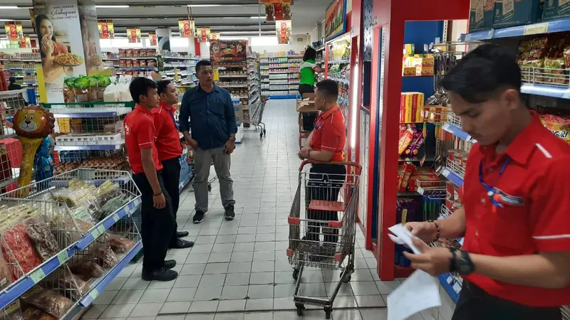 Personel Polsek Medan Timur monitoring pusat perbelanjaan