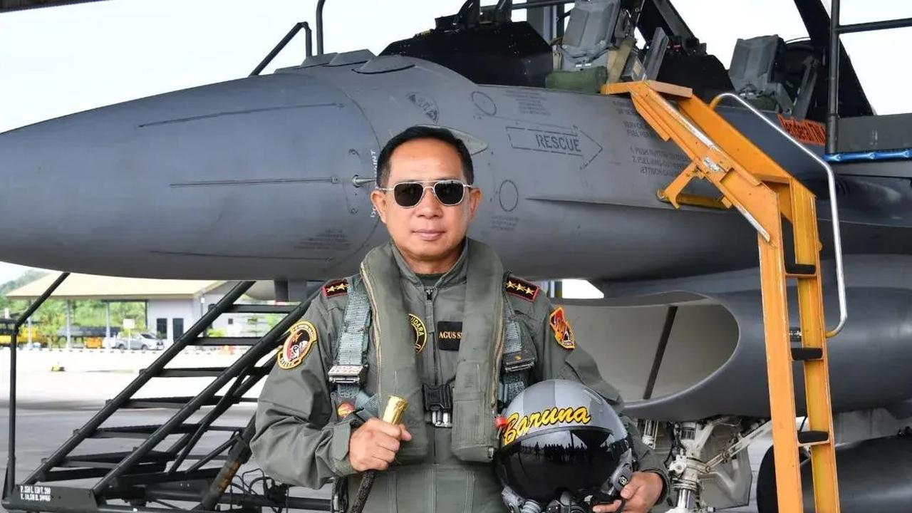 Terima Wing Kehormatan dari AU, Potret Gagah Panglima TNI Pose di Pesawat Tempur jadi Sorotan