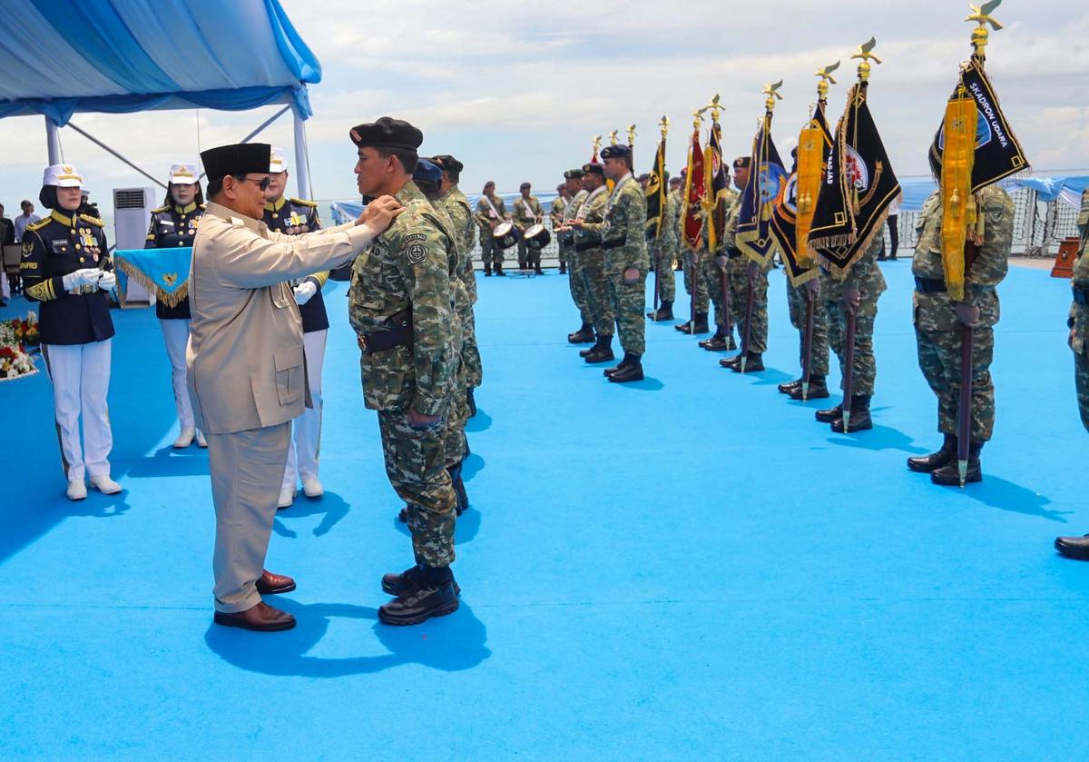 FOTO: Di Atas Kapal Perang, Presiden Prabowo Beri Penghargaan Tertinggi kepada Prajurit TNI