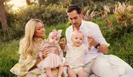 Paris Hilton berfoto bersama keluarga kecilnya. (dok. Instagram @parishilton/https://www.instagram.com/p/C58u_4OuMFI/?hl=en&img_index=1/Dinny Mutiah)