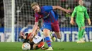 Frenkie de Jong. Gelandang asal Belanda berusia 24 tahun ini didatangkan Barcelona pada awal musim 2019/2020 dari Ajax Amsterdam, satu musim sebelum kedatangan Ronald Koeman. Bersama Ronald Koeman, ia menjadi pilihan utama dan tampil dalam 62 laga dengan torehan 7 gol dan 11 assist. (AFP/Lluis Gene)