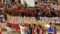 Pemain dan Official Semen Padang merayakan kemenangan atas Bhayangkara FC bersama suporter pada babak delapan besar Piala Presiden 2017 di Stadion Manahan, Solo. Jumat (26/2/2017). (Bola.com/Nicklas Hanoatubun)
