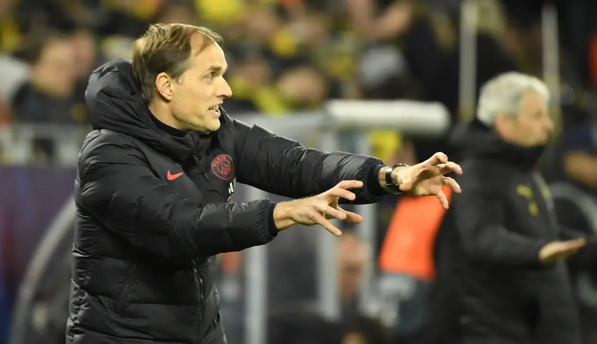 Pelatih Borussia Dortmund, Thomas Tuchel, memberikan arahan kepada pemainnya saat menghadapi Paris Saint-Germain pada leg pertama 16 besar Liga Champions di Signal Iduna Park, Dortmund, Rabu (19/2) dini hari WIB. Dortmund menang 2-1 atas PSG. (AFP/Ina Fassbender)