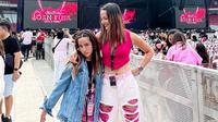Mikhayla Bakrie juga nggak kalah fashionable dengan sang mama, Nia Ramadhani. Begini gaya kompak nan modis merek kala nonton konser BLACKPINK. [@ramadhaniabakrie]