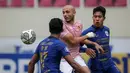 Pemain Persik Kediri, Youssef Ezzejjari Lhasnaoui (tengah) berusaha mengontrol bola saat laga pekan ketujuh BRI Liga 1 2021/2022 antara PSIS Semarang melawan Persik Kediri di Stadion Manahan, Solo, Jumat (15/10/2021). (Bola.com/Bagaskara Lazuardi)