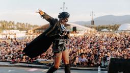 Niki saat tampil di panggung Festival Musik Coachella. Penyanyi sekaligus penulis lagu ‘High School in Jakarta’ ini akan tampil bersama musisi lainnya di Festival Musik Head In The Clouds Jakarta 2022. (Instagram/@nikizefanya)