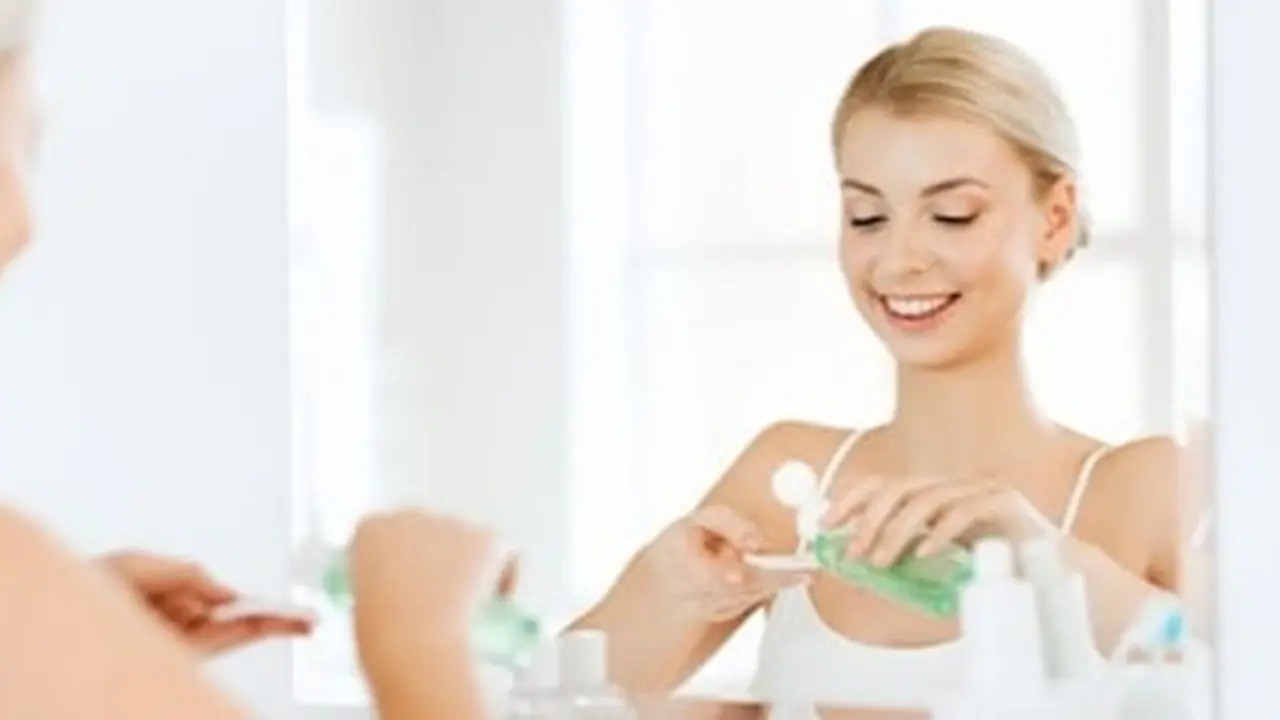 Cara memakai face toner./Copyright shutterstock.com