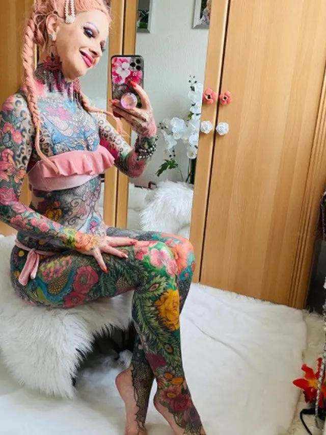 wanita 55 tahun penuh tato