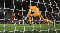 Pemain Liverpool Mohamed Salah (kiri) mencetak gol ke gawang Red Bull Salzburg pada lanjutan Liga Champions di Stadion Anfield, Liverpool, Inggris, Rabu (2/10/2019). The Reds menang tipis 4-3 atas Salzburg. (AP Photo/Jon Super)