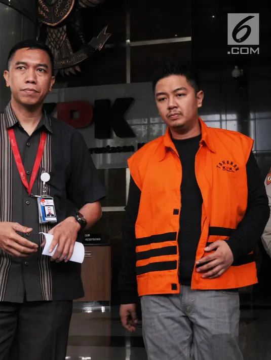 Ekspresi Wali Kota Kendari Adriatma Dwi Putra usai menjalani pemeriksaan di gedung KPK, Jakarta, Selasa (13/3). Adriatma diperiksa sebagai tersangka terkait suap proyek pengadaan barang dan jasa tahun 2017-2018. (Merdeka.com/Dwi Narwoko)