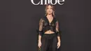 <p>Lily James tampil manis dengan aksi busana see through yang menampilkan siluet tubuhnya. [Foto: Chlo&eacute;.dok]</p>