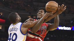 Pebasket Warriors, Harrison Barnes (40) melakukan pelanggaran kepada pebasket Blazers, Ed Davis (17) pada laga NBA Playoffs di Oracle Arena, (12/5/2016) WIB. (Mandatory Credit: Kyle Terada-USA TODAY Sports)