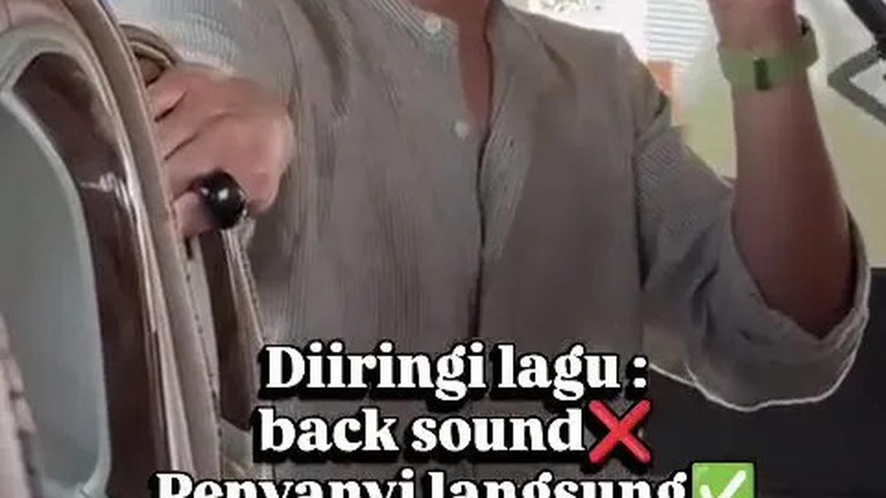8 Potret Afgan Diminta Nyanyi Lagu Religi Bareng Jemaah Haji, Suara Tetap Merdu meski Pakai Mic Bus