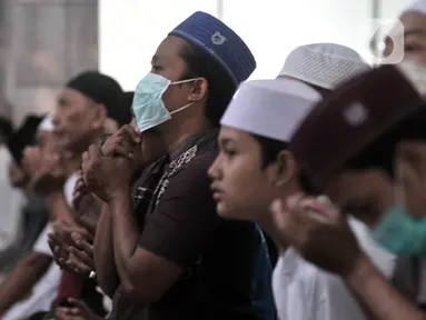 Jemaah mengenakan masker saat hadir menunaikan Salat Jumat di Masjid Jami'e Baitussalam,  Jakarta, Jumat (10/4/2020). Setelah sebelumnya dijaga aparat kepolisian dan TNI, warga tetap menunaikan Salat Jumat tanpa mikrofon meski PSBB DKI mulai diberlakukan hari ini. (merdeka.com/Iqbal S. Nugroho)