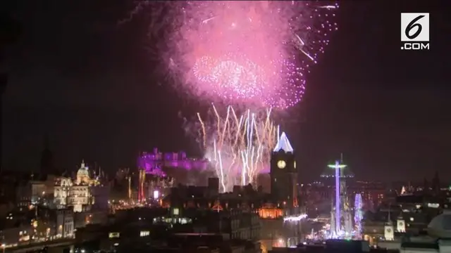 Puluhan ribu orang bersuka ria hadir untuk menyaksikan pesta ekstravaganza di Edinburgh Castle dan menyambutnya pada tahun 2018.