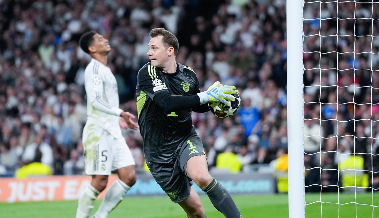 Kiper 40 tahun itu berhasil melakukan sembilan aksi penyelematan. (AP Photo/Bernat Armangue)