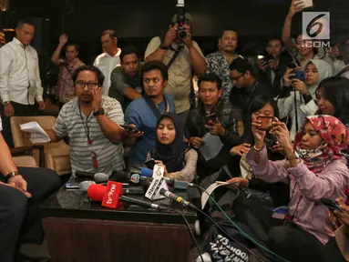 Menko Bidang Kemaritiman Luhut Binsar Pandjaitan memberi keterangan pers menjelang pengumuman hasil Pemilu 2019 di Hotel Akmani Jakarta, Senin (20/5/2019). Menko Luhut mengatakan bahwa situasi Indonesia aman meskipun ada beberapa gejolak. (Liputan6.com/Johan Tallo)