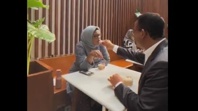 Bikin Baper, Anies Baswedan dan Fery Farhati Pamer Kemesraan Suap-Suapan Makan Es Krim. foto: Twitter @@Mdy_Asmara1701
