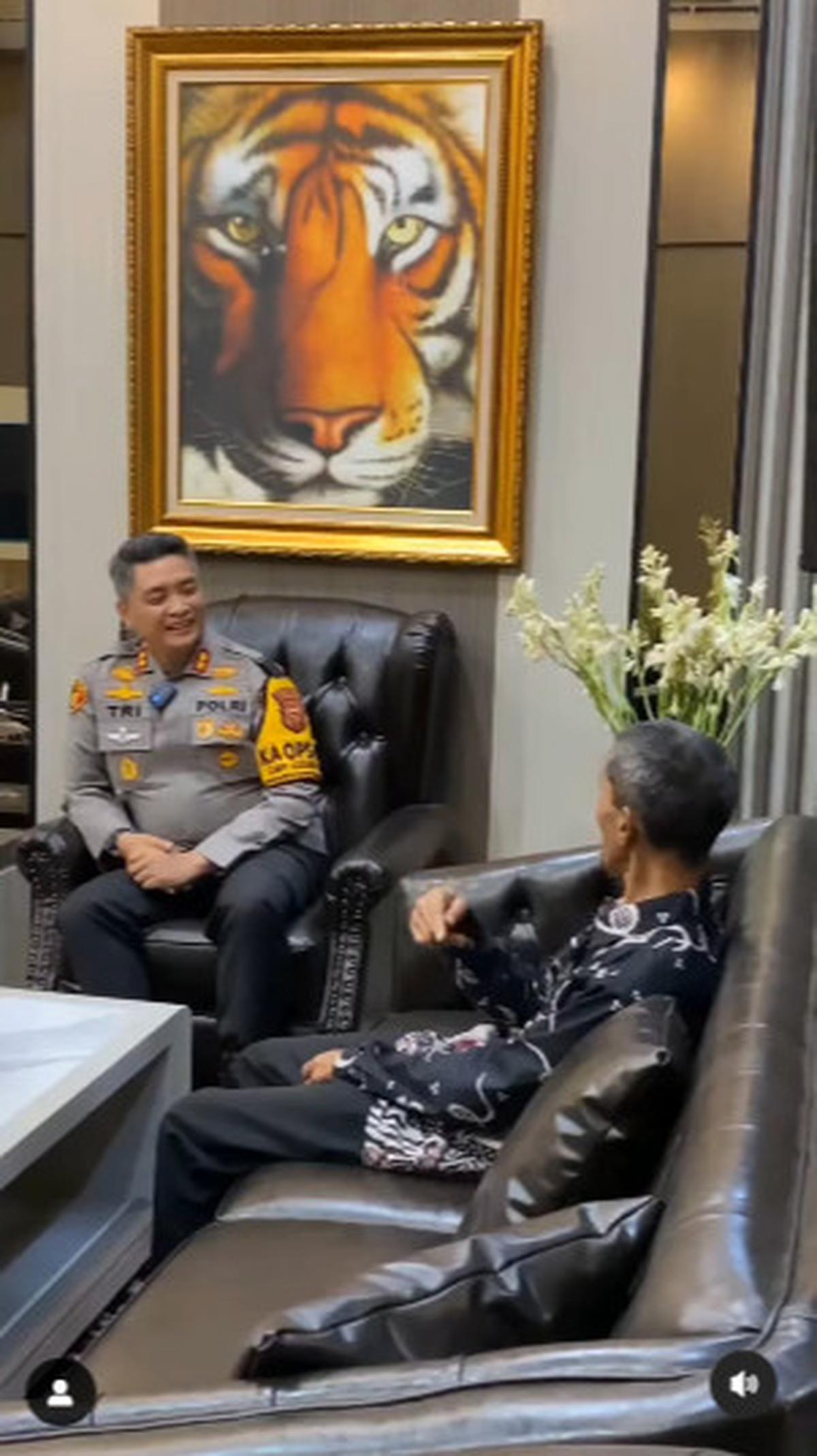 Usai Mengajar Guru Honorer Ini Ambil Barang-barang Bekas, Tiba-tiba Dipanggil Kapolres Cimahi
