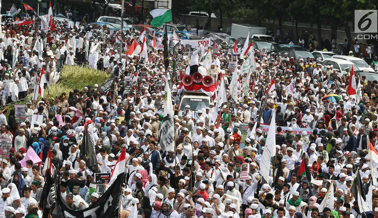 Massa Aksi solidaritas Rohingya membentangkan spanduk di kawasan Bundaran HI, Jakarta, Rabu (6/9). Aksi digelar mengusung tema Selamatkan Rohingya, Usir Dubes Myanmar dan meminta Pasukan Garuda diterjunkan ke Myanmar. (Liputan6.com/Immanuel Antonius)