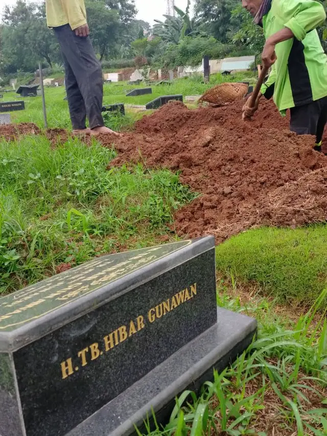 Rina Gunawan dimakamkan di TPU Tanah Kusir pada Rabu (3/3/2021). (Sumber: KapanLagi)
