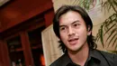 Setiap hari lebaran, banyak yang memanfaatkan untuk berkumpul bersama dengan keluarganya. Begitu juga dengan Rizky Nazar yang disibukkan dengan promo film terbarunya. Ia menyempatkan pulang ke kampungnya. (Adrian Putra/Bintang.com)