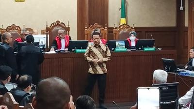 Sidang Perdana, Febrie Adriansyah Tiba Tanpa Bicara