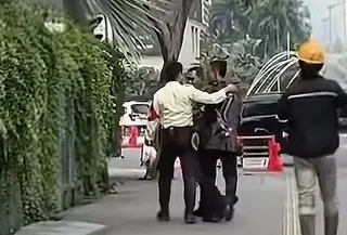 Satpam yang terlibat cekcok dengan pengemudi Toyota Alphard di kawasan Bundaran HI, Jakarta Pusat. (Foto: Tangkapan layar dari video yang beredar).
