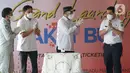 Menteri Perhubungan Budi Karya Sumadi (kedua kanan) bersama Wakil Gubernur DKI Jakarta Ahmad Riza Patria meresmikan penggunaan sistem tiket elektronik atau Jakarta Electronic Ticketing Bus di Terminal Pulo Gebang, Jakarta Timur, Kamis (31/12/2020). (Liputan6.com/Helmi Fithriansyah)