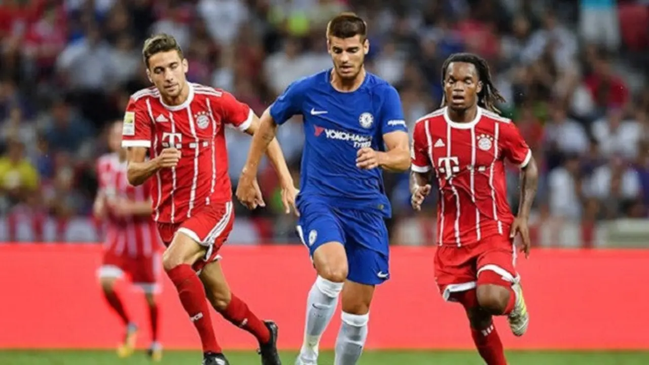 Striker Chelsea Alvaro Morata menembus pertahanan Bayern Munchen pada laga International Champions Cup di National Stadium, Singapura, Selasa (25/7/2017). 