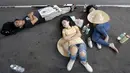 Pengunjuk rasa tidur di jalan saat aksi gerakan Bersih 4.0 di ibukota Malaysia, Kuala Lumpur, Minggu (30/8/2015). Aksi tersebut menuntut pengunduran diri PM Malaysia Najib Razak terkait tuduhan korupsi. (REUTERS/Olivia Harris)