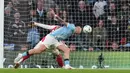 Dua gol O'Reilly tercipta melalui sundulan kepala. Pada menit ke-60, ia memanfaatkan kesalahan kiper Arsenal, Kepa Arrizabalaga, untuk membuka keunggulan. Empat menit berselang, O'Reilly kembali mencetak gol dengan sundulan memanfaatkan umpan Matheus Nunes. (AP Photo/Richard Pelham)