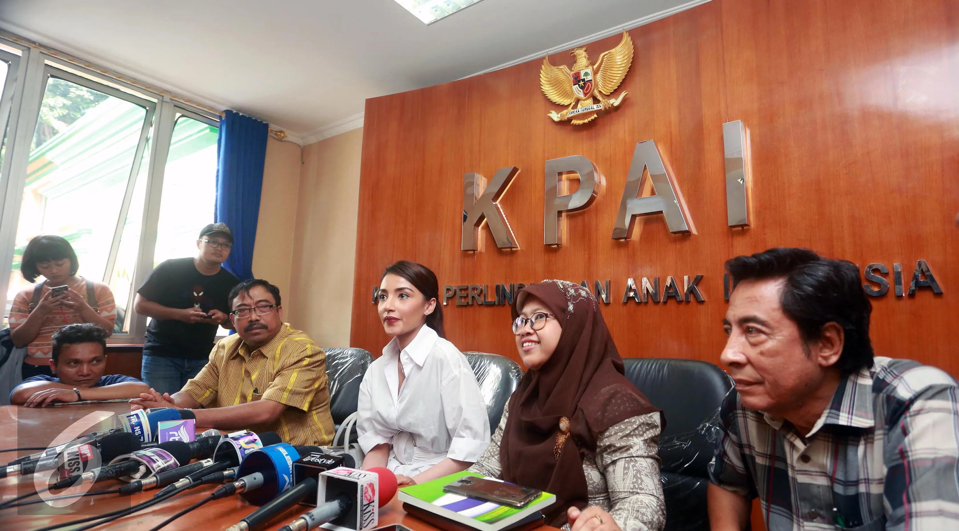 Tsania Marwa bersama perwakilan KPAI saat memberikan keterangan pers. (Herman Zakharia/Liputan6.com)