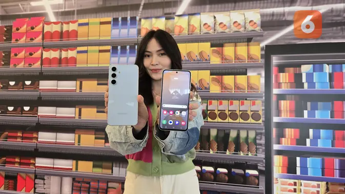 <p>Samsung akhirnya mengumumkan Galaxy S24 FE, smartphone versi lebih terjangkau dari flagship Galaxy S24 Series. Perangkat ini hadir dengan harga Rp 9,9 jutaan dan membawa seluruh fitur Galaxy AI yang membantu produktivitas dan kreativitas pengguna dalam membuat konten (Liputan6.com/ Agustin Setyo Wardani)</p>