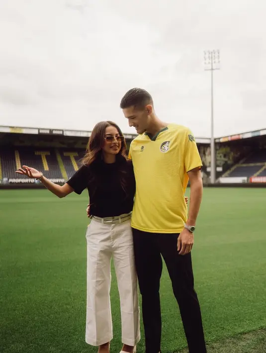 Sebagai sentuhan akhir, Jennifer Coppen kenakan sunglasses yang bikin terlihat slay [@jennifercoppenreal20]