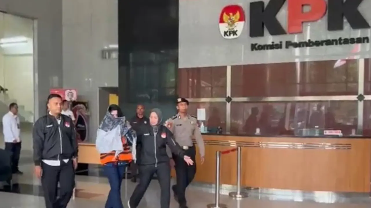 Bupati Pekalongan Fadia Arafiq Pakai Rompi Oranye KPK