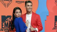 Cristiano Ronaldo dan Georgina Bertunangan, Begini Manisnya Kisah Cinta Mereka yang Bak Cinderella