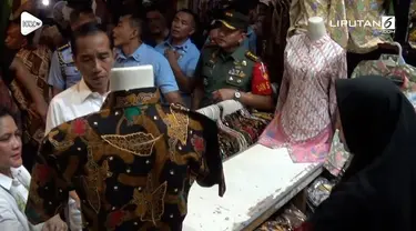 Saat melakukan kunjungan ke Pekalongan, Presiden Jokowi menyempatkan diri memborong batik karena tergiur diskon dari pedagang.