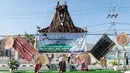 Sebuah instalasi dekorasi menyambut Paus Fransiskus terlihat di tengah jalan di Dili pada 9 September 2024. (Yasuyoshi CHIBA/AFP)