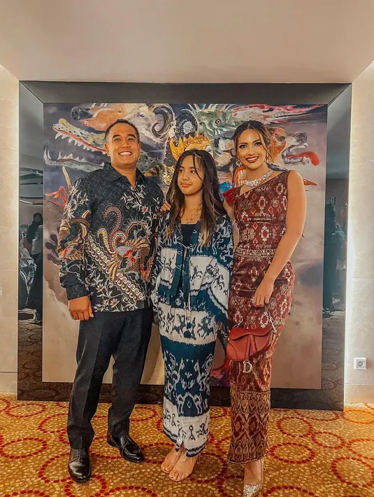 Di beberapa foto, Nia Ramadhani berpose bersama sang suami dan anak perempuan tertuanya. Di potret yang lain, ia berpose bersama Adinda Bakrie, yang juga mengenakan dress dari kain tenun. [Foto: Instagram/ramadhaniabakrie]