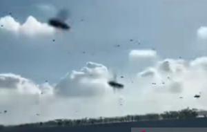 Tangkapan layar kawanan lebah melintasi Tol Bali Mandara yang sempat memberi dampak terhadap pengendara sepeda motor di Denpasar, Bali. (Antara)