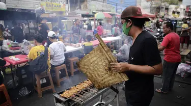 Sejumlah pedagang kaki lima (PKL) berjualan di kawasan Pasar Lama Tangerang, Banten, Sabtu (18/9/2021). Menko Perekonomian Airlangga Hartarto mengatakan Presiden Joko Widodo akan meluncurkan program Bantuan Langsung Tunai (BLT) untuk 1,2 juta PKL dan pemilik warteg. (Liputan6.com/Angga Yuniar)