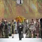 Desainer Denny Wirawan menggelar fashion show Batik Kudus bertajuk Wedari yang berarti taman bunga.