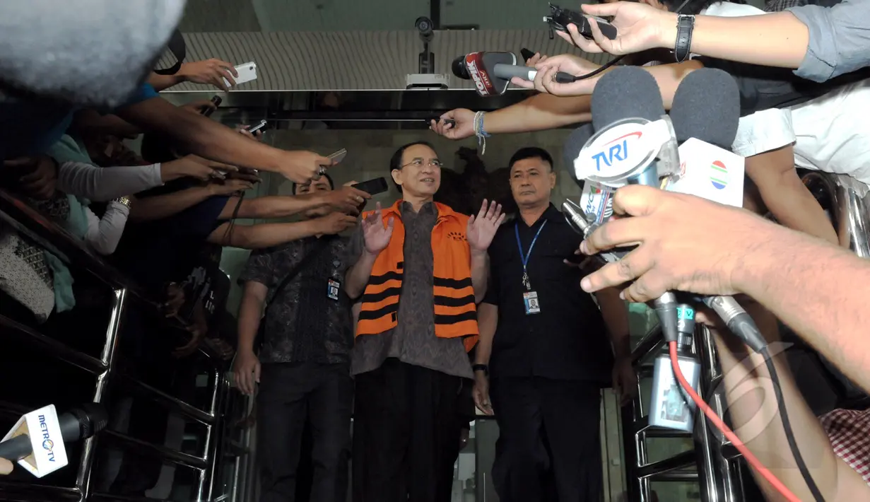 Mantan M‎enteri Agama Suryadharma Ali (SDA) saat keluar dari Gedung KPK usai menjalani pemeriksaan perdana, Jakarta, Rabu (15/4/2015). SDA menjadi tersangka dalam kasus penyelenggaraan haji 2012-2013. (Liputan6.com/Andrian M Tunay)