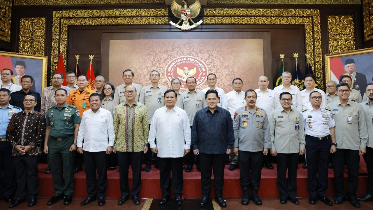 Menhan RI Prabowo Subianto selaku Ketua Harian Komite KKIP memimpin rapat