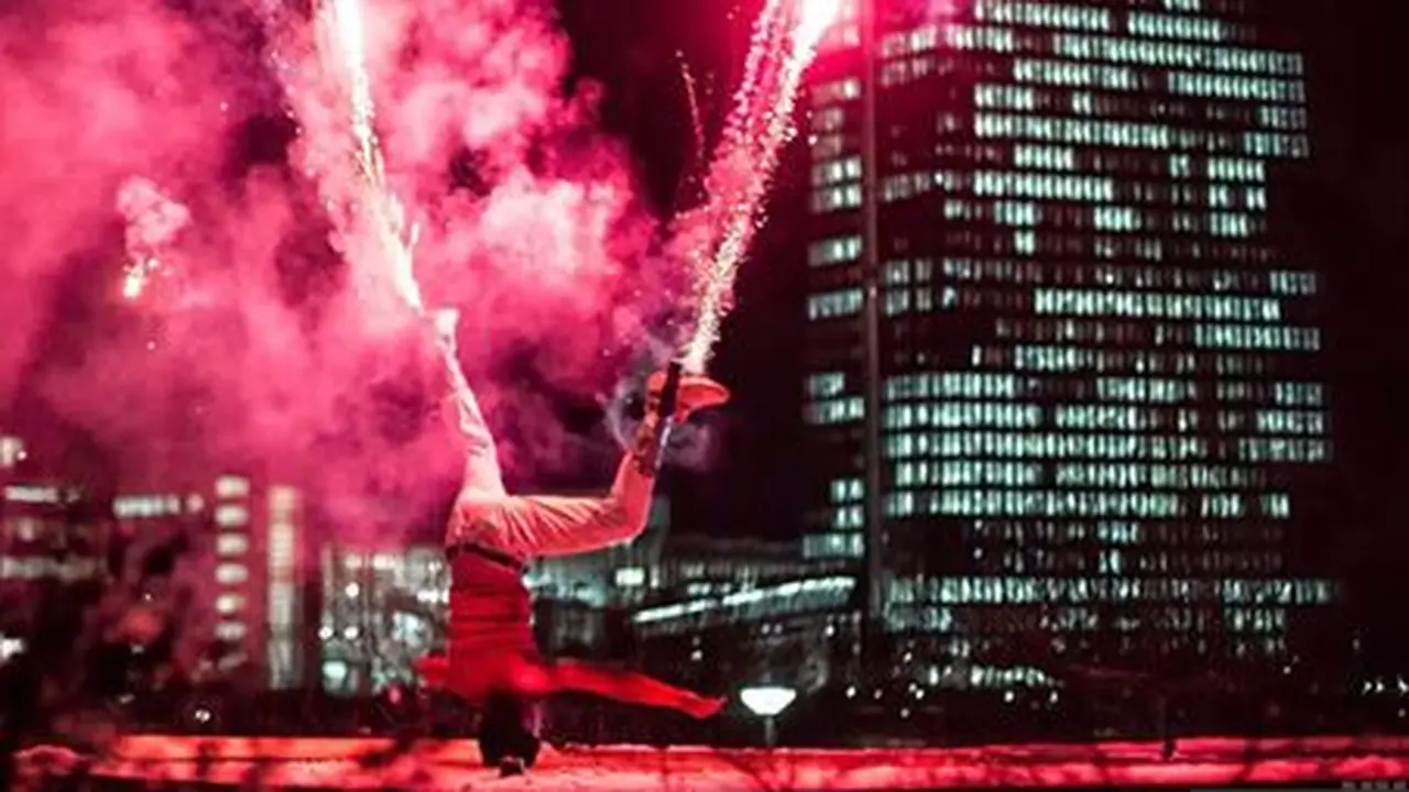 Breakdancer nyalakan kembang api dari kakinya. (Elite Daily)