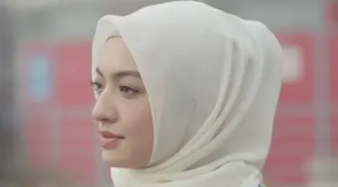 Raline Shah memang sering mendapatkan peran wanita berhijab saat bermain film. Salah satu film yang menuntutny pakai hijab yakni Surga yang Tak Dirindukan. Raline Shah terlihat begitu cantik dengan hijab yang dikenakan di kepalanya. (Liputan6.com/IG/ralineshah)